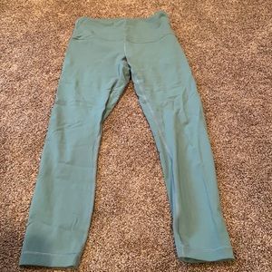 Lululemon Wunder under High Rise 21in SZ 6 like new!